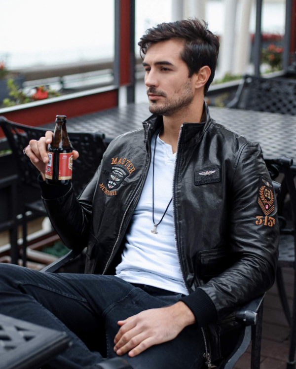 Jaket Bomber Kulit Asli dengan Detail Jahitan Eksklusif